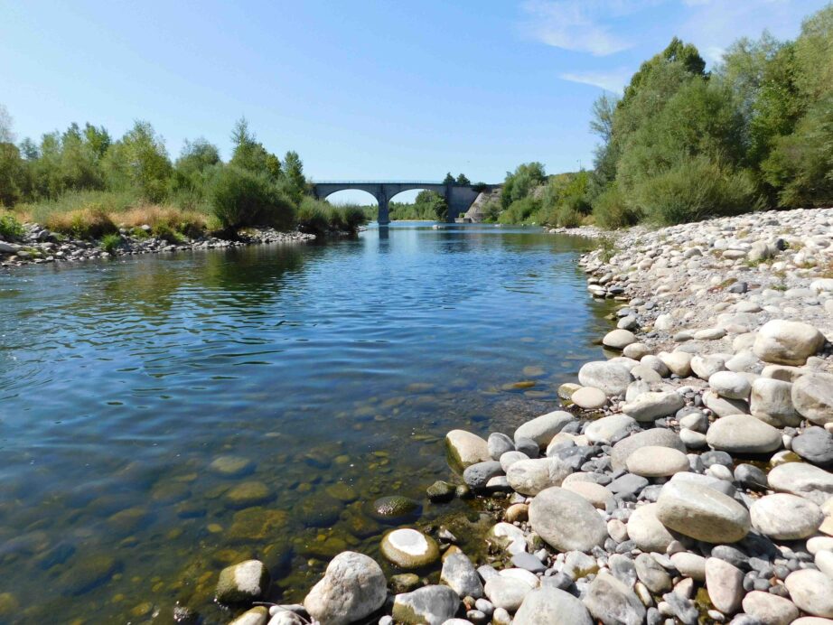 Quelle rivière passe à Vallon-pont-d'arc ?